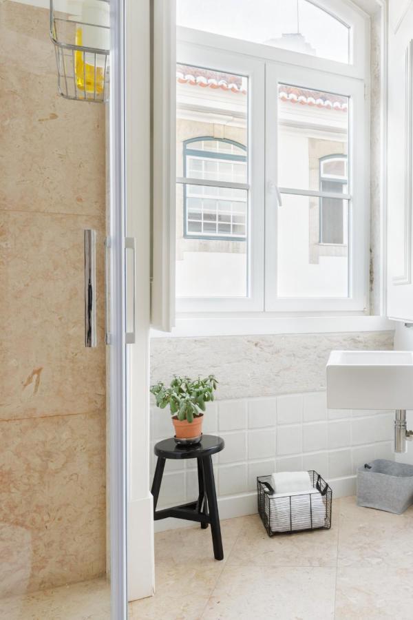 Update Urban Chic Flat In 19Th Century Building 2 Bedrooms & 2 Bathrooms & Ac Central Alfama District Lisboa 外观 照片