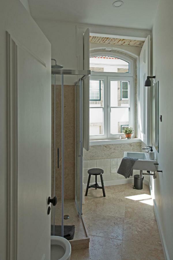 Update Urban Chic Flat In 19Th Century Building 2 Bedrooms & 2 Bathrooms & Ac Central Alfama District Lisboa 外观 照片